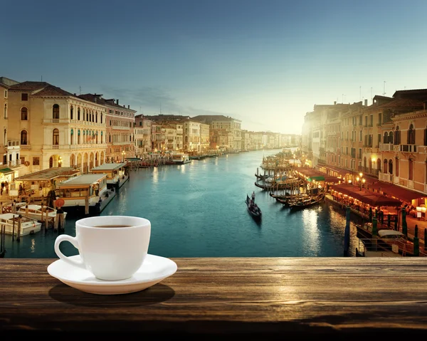 Koffie op tafel en Venetië op zonsondergang tijd, Italië — Stockfoto