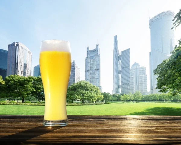 在公园，上海，中国的新鲜未过滤的啤酒 — 图库照片