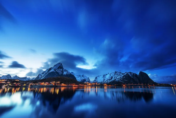 Zonsondergang in Reine dorp, Lofoten Islands, Noorwegen — Stockfoto