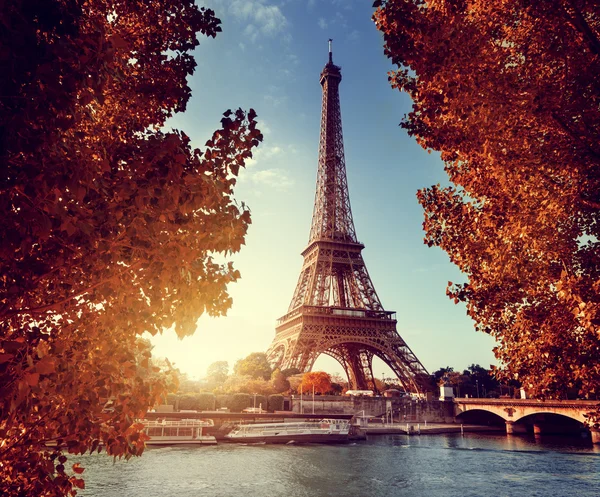 Seine à Paris avec tour Eiffel en automne — Photo