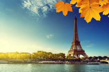 Paris'te Eyfel Kulesi ile sonbahar mevsiminde SEINE.