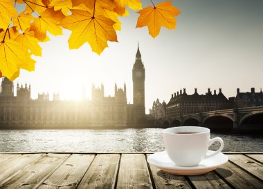 Big Ben günbatımı ve kahve, Londra, İngiltere 