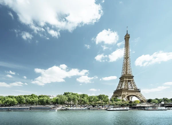 Senna a Parigi con Torre Eiffel al mattino — Foto Stock