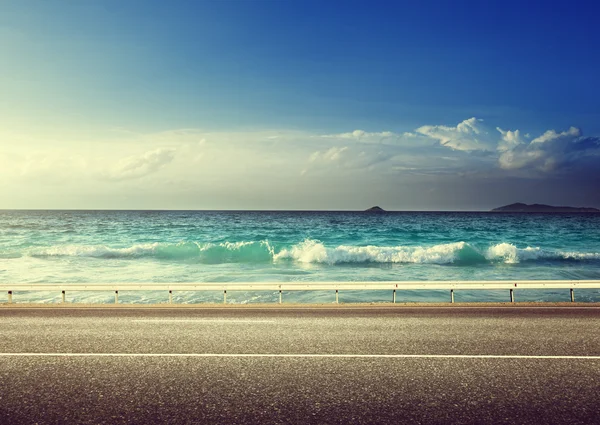 Vägen på tropical beach — Stockfoto