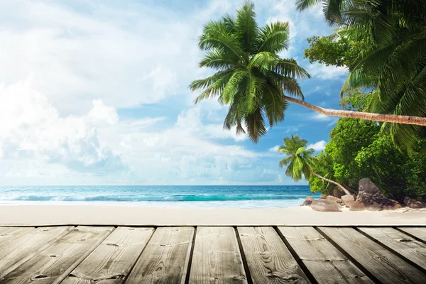 Playa y muelle de madera — Foto de Stock