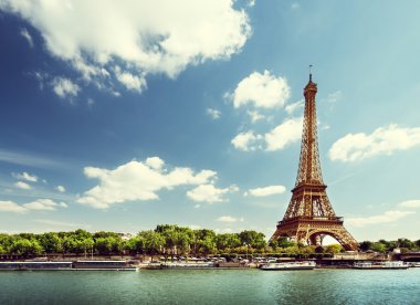Paris 'te Eyfel Kulesi ile sabah vakti