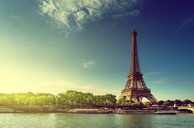 Gündoğumunda Eyfel Kulesi ile Paris 'te. 
