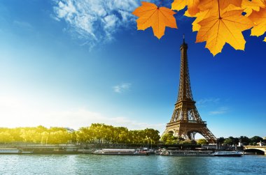 Paris'te Eyfel Kulesi ile sonbahar mevsiminde SEINE.