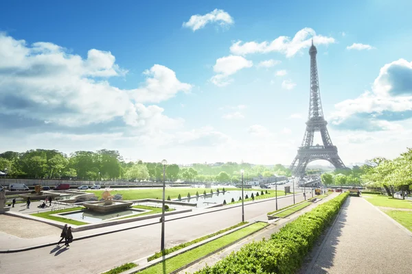 Sunny morning and Eiffel Tower, París, Francia — Foto de Stock