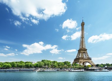 Paris 'te Eyfel Kulesi ile sabah vakti