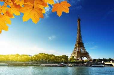 Paris'te Eyfel Kulesi ile sonbahar mevsiminde SEINE.