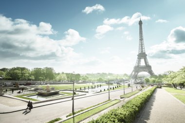 Güneşli bir sabah ve Eyfel Kulesi, Paris, Fransa