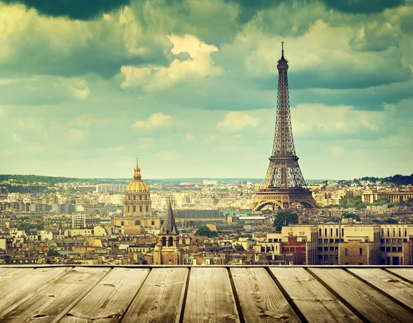 Hintergrund mit Holzdecktisch und Eiffelturm in Paris — Stockfoto