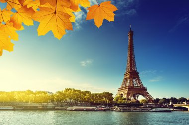 Paris'te Eyfel Kulesi ile sonbahar mevsiminde SEINE.