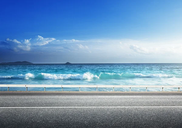 Carretera en la playa tropical — Foto de Stock