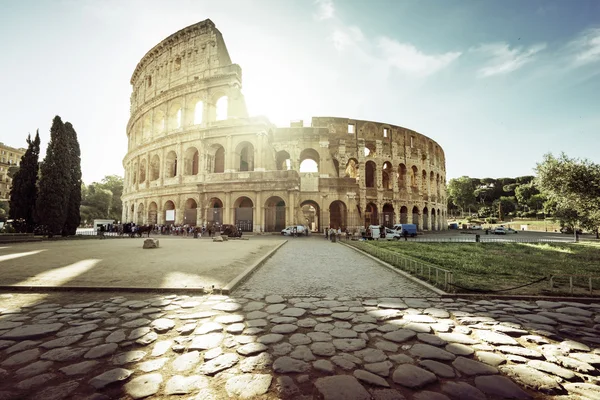 Coliseu em Roma e sol da manhã, Itália — Fotografia de Stock