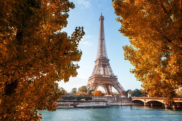 Seine in Paris with Eiffel tower in autumn time — Stock Photo, Image