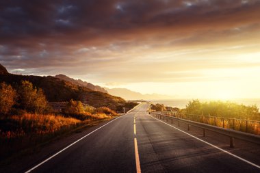 Gün doğumunda deniz kenarındaki yol, Lofoten Adası, Norveç