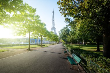 Güneşli bir sabah ve Eyfel Kulesi, Paris, Fransa