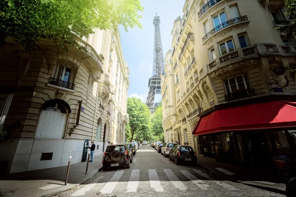 에펠 탑 근처에 있는 파리의 건물 — 스톡 사진