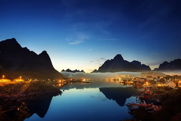 Névoa ao pôr do sol Reine Village, Lofoten Islands, Noruega — Fotografia de Stock