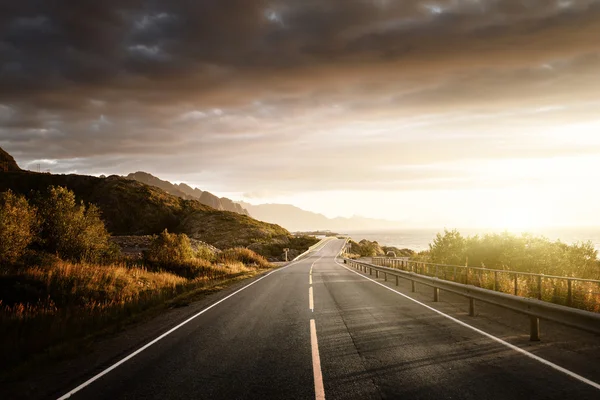 Straße am Meer bei Sonnenaufgang, Lofoten Insel, Norwegen — Stockfoto