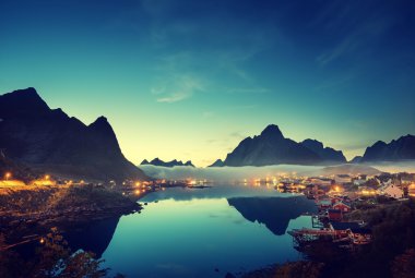 gün batımı zamanında Reine Köyü, Lofoten Adaları, Norveç sis