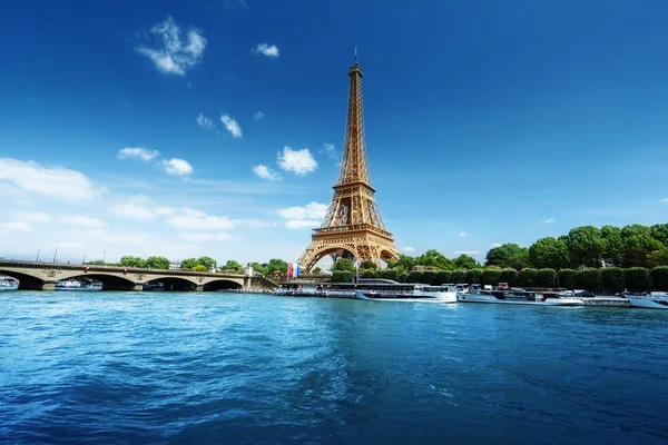 Seine in Paris with Eiffel tower in morning time — Stock Photo, Image