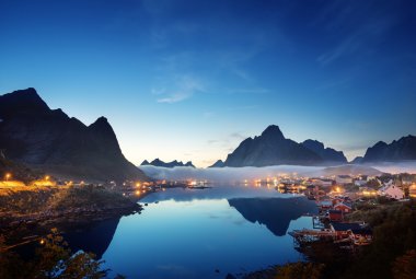 gün batımı zamanında Reine Köyü, Lofoten Adaları, Norveç sis