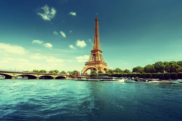 Szajna Párizsban az Eiffel-toronnyal reggelente — Stock Fotó