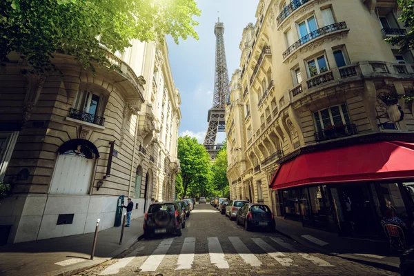 Building in Paris near Eiffel Tower — Stock Photo, Image