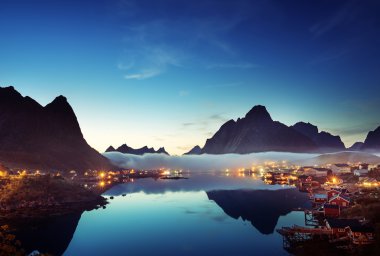 gün batımı zamanında Reine Köyü, Lofoten Adaları, Norveç sis