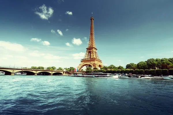 Szajna Párizsban az Eiffel-toronnyal reggelente — Stock Fotó