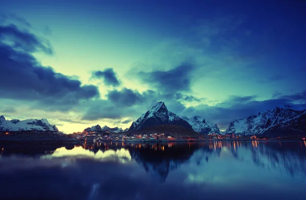 Coucher de soleil dans Reine Village, Îles Lofoten, Norvège — Photo