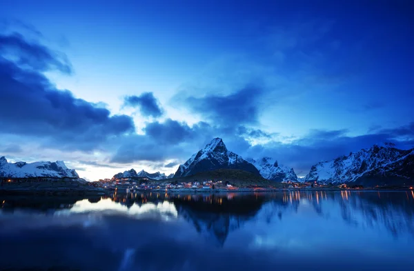 Pôr do sol em Reine Village, Lofoten Islands, Noruega — Fotografia de Stock