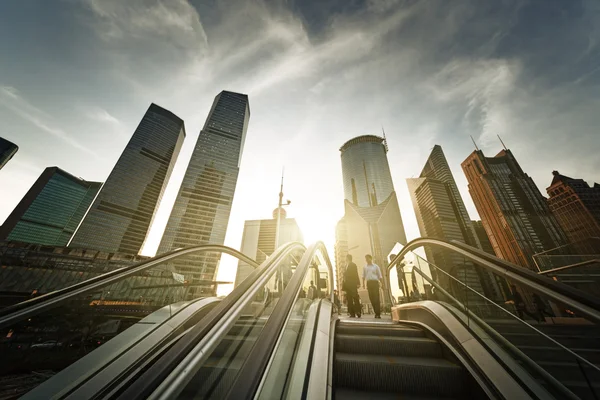 Escaleras mecánicas en Shanghai lujiazui centro financiero, China —  Fotos de Stock