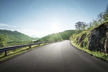 Norveç 'teki Lofoten adalarında yaz yolu.