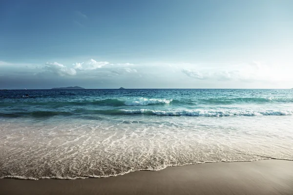 Spiaggia di seychelles al tramonto — Foto Stock