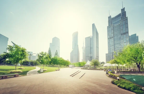 Парк в финансовом центре Луцзяцзуи, Шанхай, Китай — стоковое фото