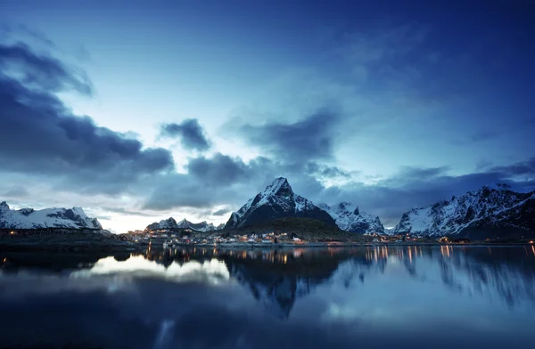 Solnedgång i Reine by, Lofotens öar, Norge — Stockfoto