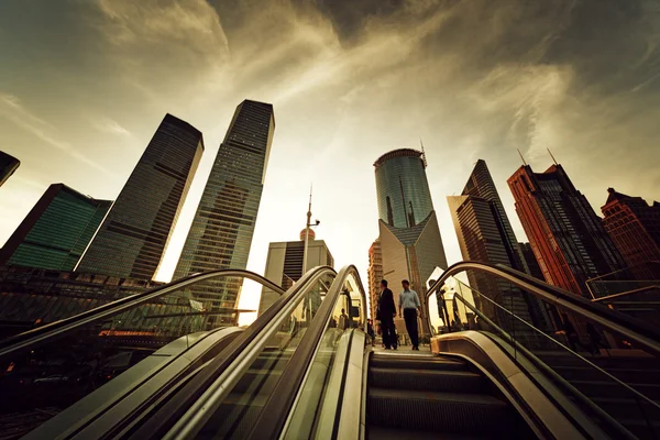 Eskalátor v shanghai lujiazui finančním centrem, Čína — Stock fotografie