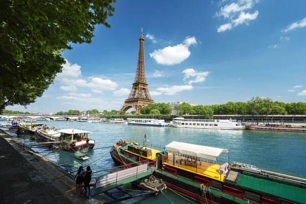 Seine i Paris med Eiffeltornet på morgonen — Stockfoto