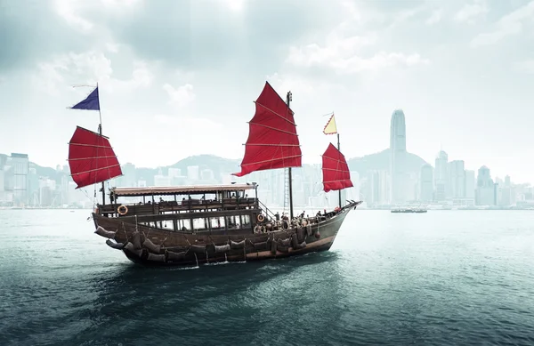 Hong Kong harbour v zamračený den — Stock fotografie