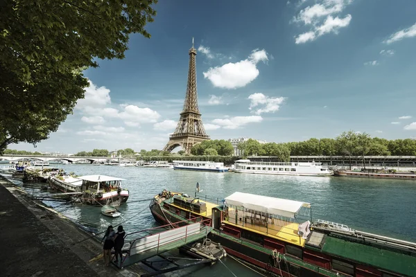 Sena en París con torre Eiffel por la mañana —  Fotos de Stock