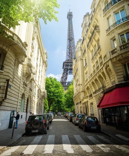 Building in Paris near Eiffel Tower — Stock Photo, Image