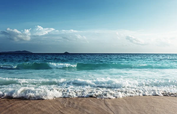 Praia de Seychelles em horário de pôr do sol — Fotografia de Stock