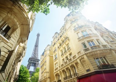 Paris 'te Eyfel Kulesi yakınlarında bir bina.