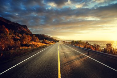 Gün doğumunda deniz kenarındaki yol, Lofoten Adası, Norveç