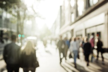 Londra 'nın Bokeh sokağındaki insanlar.