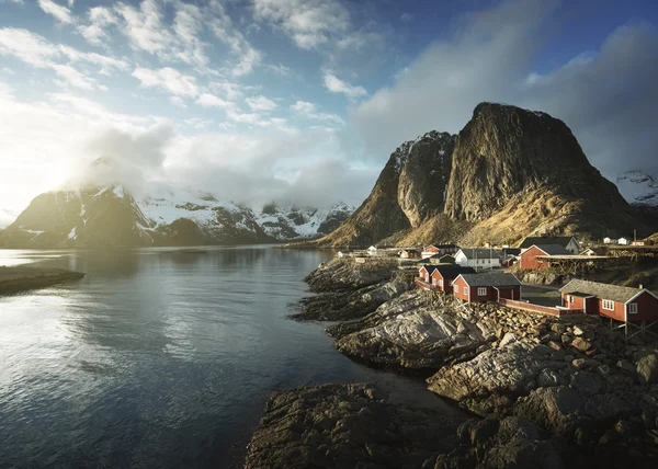 Cabaña de pesca al atardecer de primavera - Reine, Islas Lofoten, Noruega — Foto de Stock